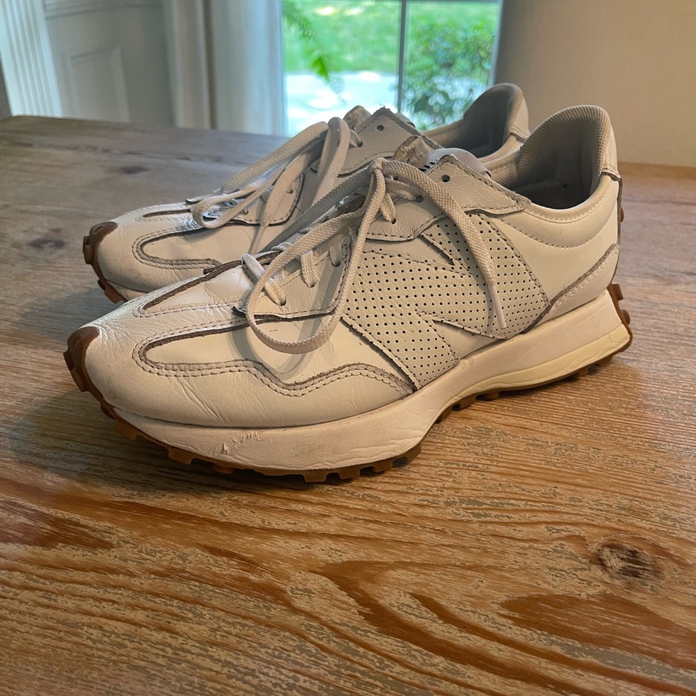 New Balance White Athletic Shoes with Breathable Mesh and Cushioned Midsole